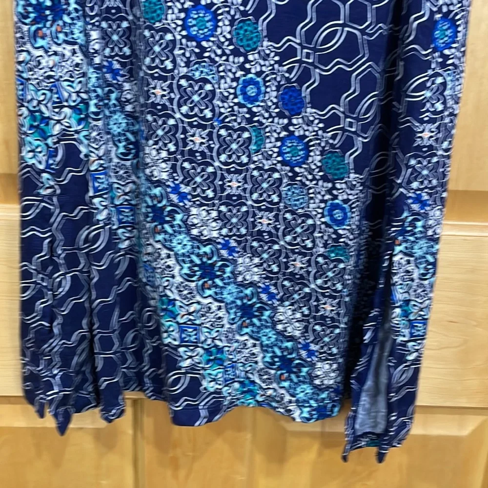 Gaiam blue floral v-neck athletic top size L - Picture 9 of 9